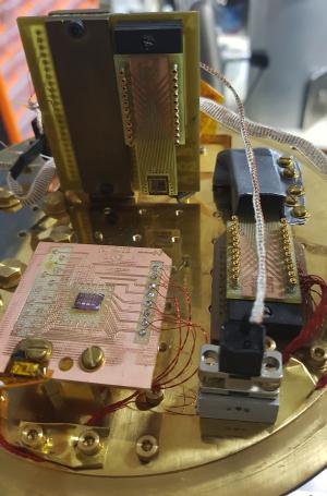 Système de mesures cryogéniques en circuit fermé (2,8K-80 K) de puces supraconductrices numériques et/ou analogiques