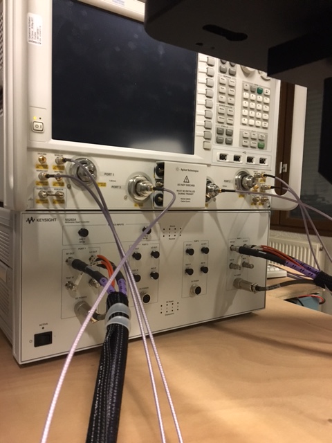 PNA-X 4 ports Agilent N5247A (10 MHz-67 GHz) + Contrôleur  Agilent 4 ports N5262A et 2 têtes millimétriques OML N5250CX10-L20 et -R20 permettant des mesures 2 ports large bande jusqu’à 110 GHz